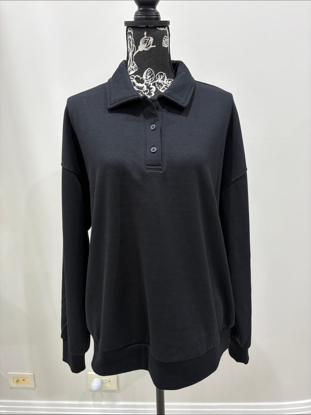 NWOT Yogalicious black sweatshirt size large